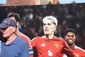 引发不满！球迷号：老特拉福德球场外，有加纳乔形象的海报遭破坏