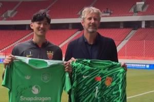 追星成功🤩颜骏凌和偶像范德萨交换球衣,范德萨获赠国足门将服